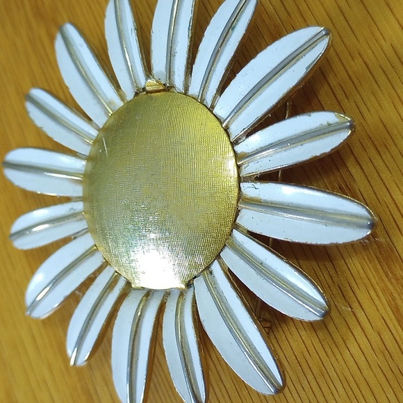 Vintage 1970’s Avon White goldtone Daisy Flower Perfume Brooch - Picture 3 of 8
